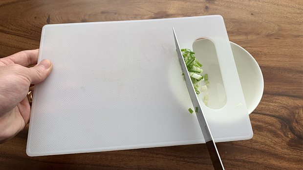 Lỗ tròn trên đồ dùng nhà bếp có công dụng tuyệt vời thế này mà 90% chúng ta bỏ lỡ bấy lâu nay-2