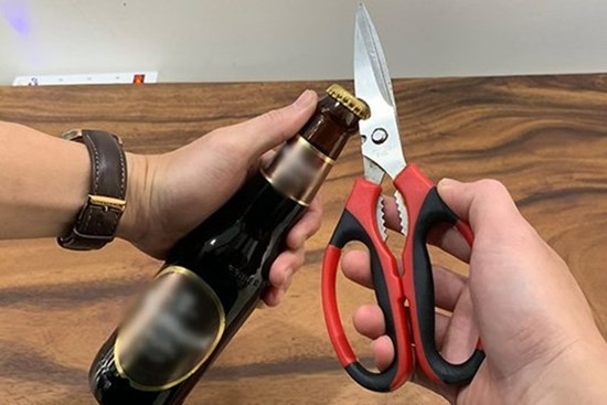 Lỗ tròn trên đồ dùng nhà bếp có công dụng tuyệt vời thế này mà 90% chúng ta bỏ lỡ bấy lâu nay