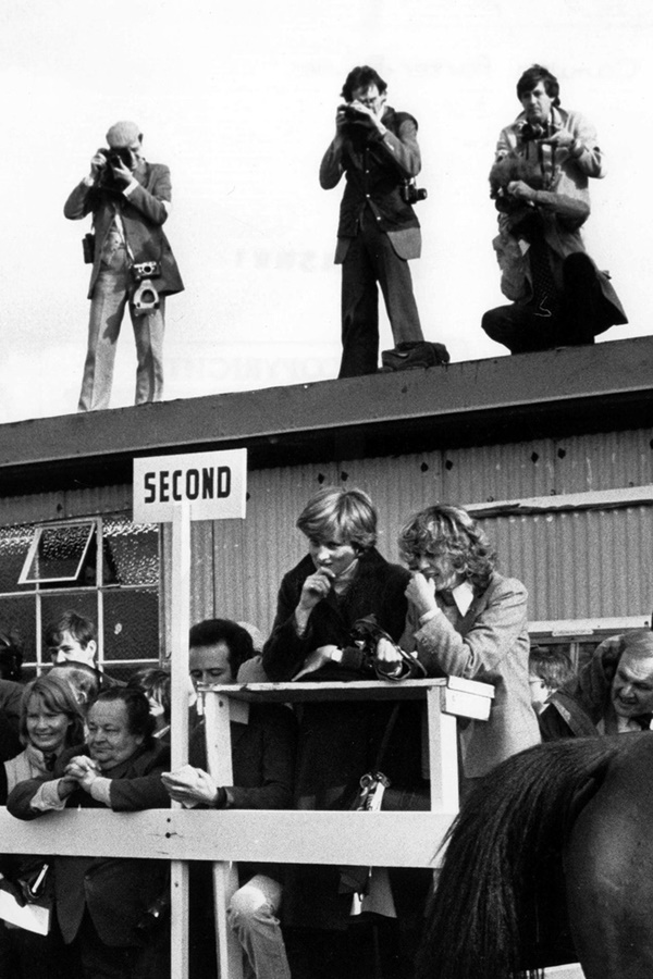 Câu chuyện đắng chát ít ai biết đằng sau bức ảnh Công nương Diana công khai trò chuyện với tình địch Camilla-2