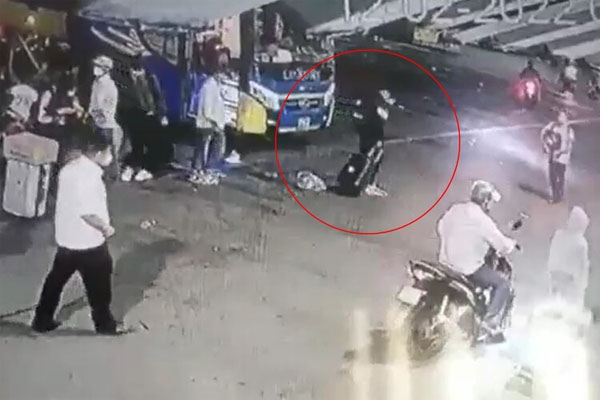 Mẹ nam sinh mất tích ở TP.HCM khóc nghẹn: Con mất tích, tôi không đi nổi đâu nữa-2