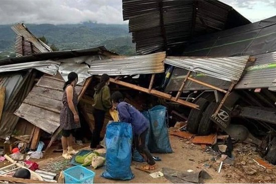 Bé gái 4 tuổi và bé trai 2 tuổi bị xe tải tông chết trong nhà