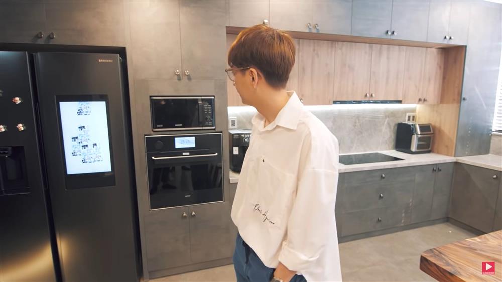 Cận cảnh penthouse 22 tỷ của Ngô Kiến Huy: Đập thông 3 tầng, có cả hồ cá to, phòng gym-1