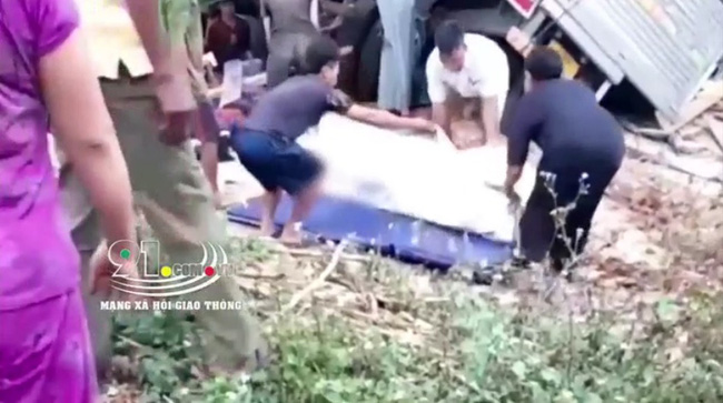 Thương tâm hiện trường vụ xe tải tuột dốc lao vào nhà dân khiến 2 cháu bé 2 tuổi và 4 tuổi tử vong-3