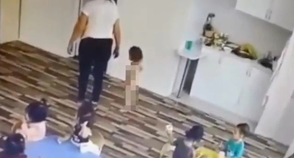 Con gái đi nhà trẻ về bỗng tỏ ra sợ sệt đòi đi liền 4 đôi tất vào chân, mẹ xem camera lớp học thì khóc nghẹn với cảnh trước mắt-1