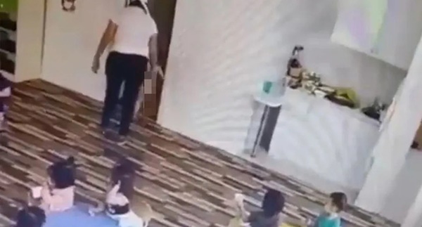 Con gái đi nhà trẻ về bỗng tỏ ra sợ sệt đòi đi liền 4 đôi tất vào chân, mẹ xem camera lớp học thì khóc nghẹn với cảnh trước mắt-2