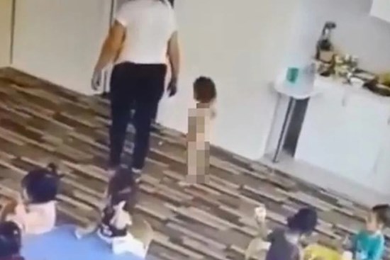 Con gái đi nhà trẻ về bỗng tỏ ra sợ sệt đòi đi liền 4 đôi tất vào chân, mẹ xem camera lớp học thì khóc nghẹn với cảnh trước mắt