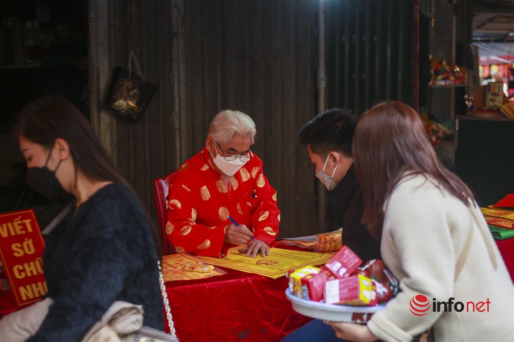 Hàng nghìn người đi lễ Phủ Tây Hồ ngày Rằm tháng Giêng-3