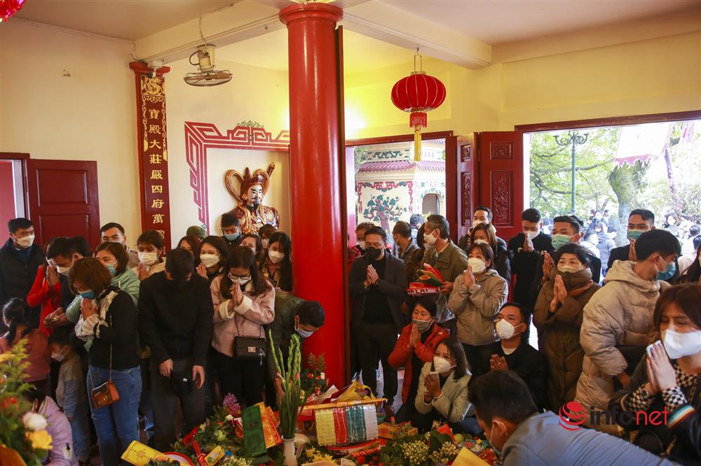 Hàng nghìn người đi lễ Phủ Tây Hồ ngày Rằm tháng Giêng-10