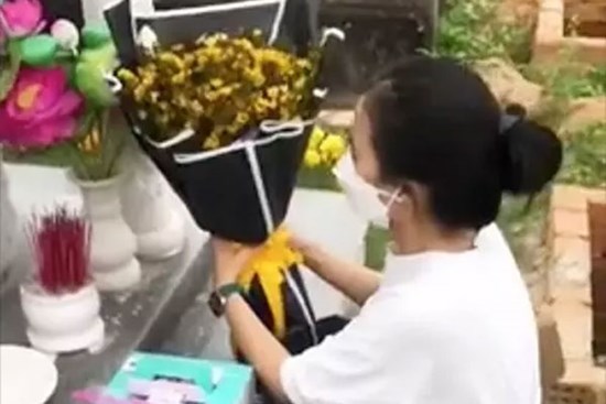Cảm động cô gái mang bánh kem đón Valentine ở mộ người yêu