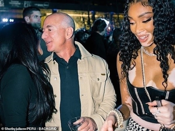 Khoảnh khắc tỷ phú Amazon trao ánh mắt đặc biệt dành cho người tình nóng bỏng gây nhiều tranh cãi-4