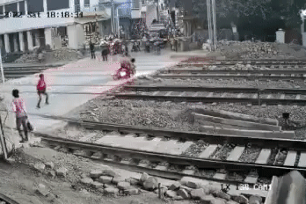 Lao qua đường sắt khi tàu đang lao tới, người đàn ông bỗng ngã nhào: Những giây thất kinh