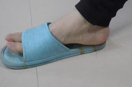 Xỏ tất vào dép đi trong nhà: Chiêu lạ giải quyết được vấn đề của hàng nghìn hộ gia đình.-6