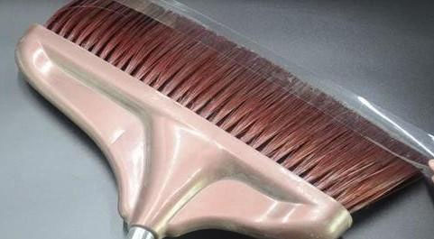 Xỏ tất vào dép đi trong nhà: Chiêu lạ giải quyết được vấn đề của hàng nghìn hộ gia đình.-2