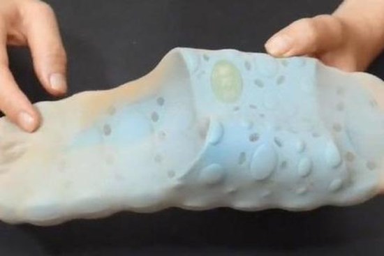 Xỏ tất vào dép đi trong nhà: Chiêu lạ giải quyết được vấn đề của hàng nghìn hộ gia đình.