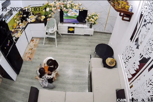 Bé gái cố giúp em trai thoát khỏi