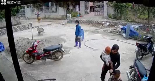 Vụ hàng xóm xả súng khiến 2 vợ chồng thương vong ở Thái Nguyên: Ám ảnh clip hiện trường, cảnh đau thương ngay trước mắt phụ nữ và trẻ em-1