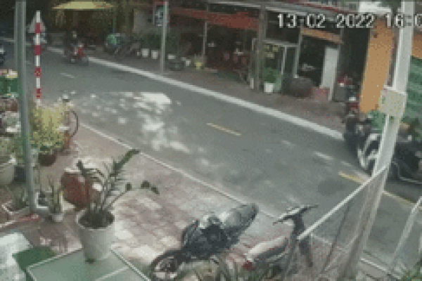 Bé gái ‘lái’ xe điện của bố, tông 2 người thương nặng