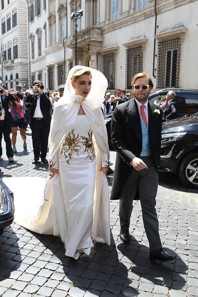 Đám cưới phong cách quý tộc&nbsp;tốn 240 tỷ đồng của cháu tỷ phú dầu mỏ với cô vợ hơn 7 tuổi: Váy cô dâu siêu sang, Công chúa Anh cũng đến dự-9