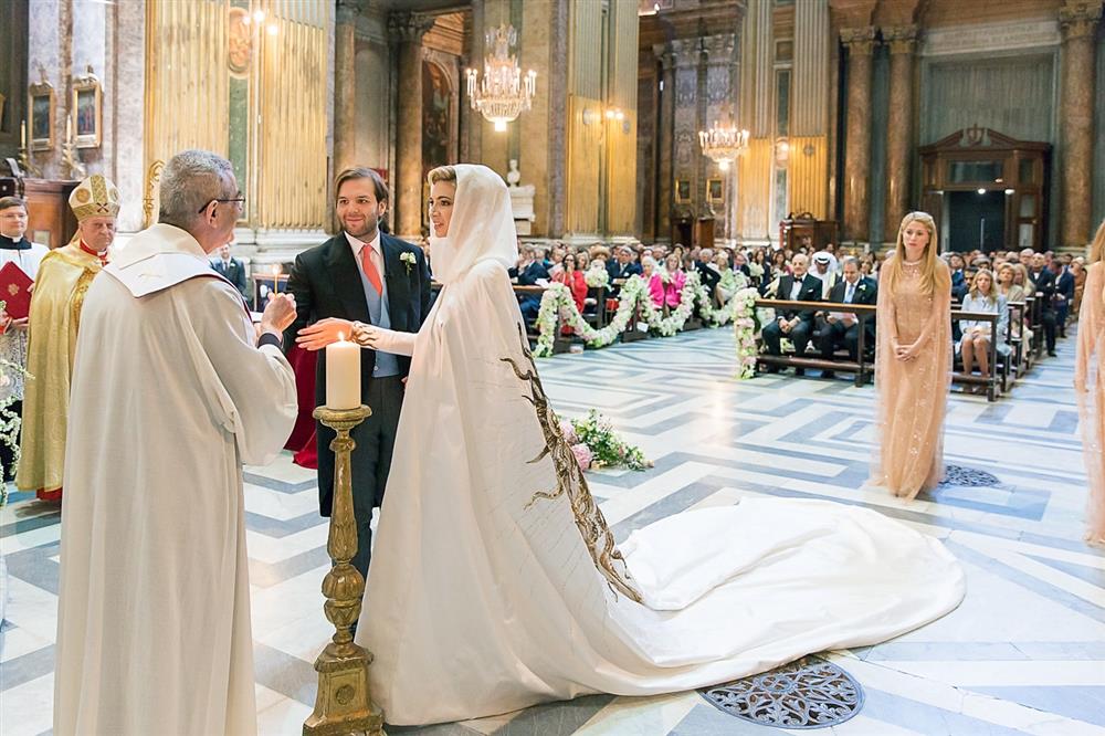 Đám cưới phong cách quý tộc tốn 240 tỷ đồng của cháu tỷ phú dầu mỏ với cô vợ hơn 7 tuổi: Váy cô dâu siêu sang, Công chúa Anh cũng đến dự-11