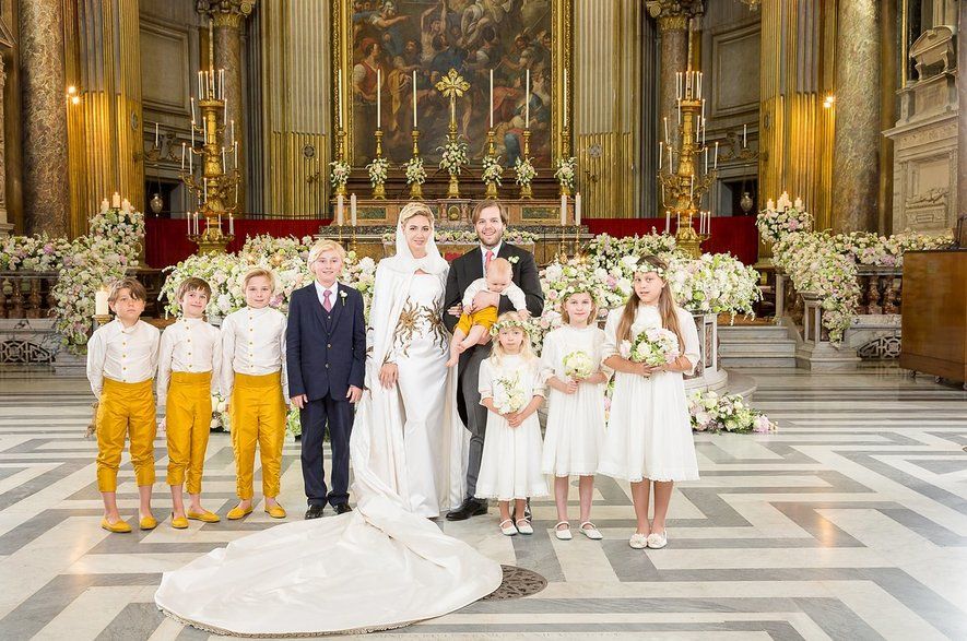 Đám cưới phong cách quý tộc tốn 240 tỷ đồng của cháu tỷ phú dầu mỏ với cô vợ hơn 7 tuổi: Váy cô dâu siêu sang, Công chúa Anh cũng đến dự-14