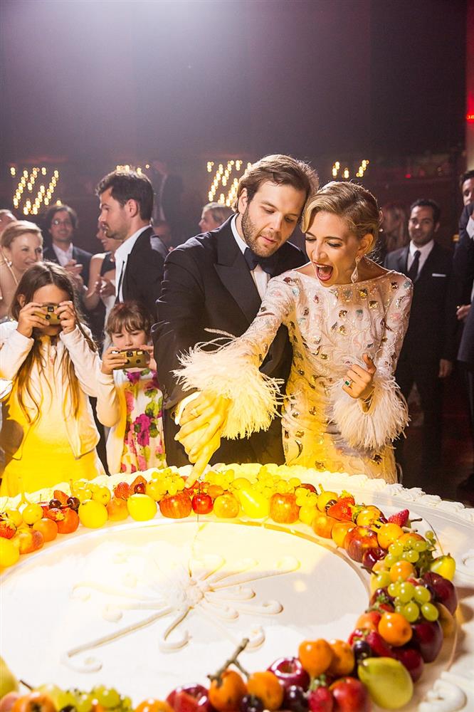 Đám cưới phong cách quý tộc&nbsp;tốn 240 tỷ đồng của cháu tỷ phú dầu mỏ với cô vợ hơn 7 tuổi: Váy cô dâu siêu sang, Công chúa Anh cũng đến dự-15