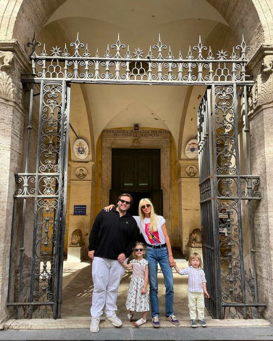 Đám cưới phong cách quý tộc&nbsp;tốn 240 tỷ đồng của cháu tỷ phú dầu mỏ với cô vợ hơn 7 tuổi: Váy cô dâu siêu sang, Công chúa Anh cũng đến dự-18