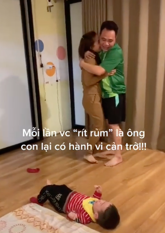 Bố mẹ tình cảm với nhau, con trai làm 1 hành động khiến dân tình thảng thốt: Lớn lên không cho học làm diễn viên là có lỗi với chúng tôi-1