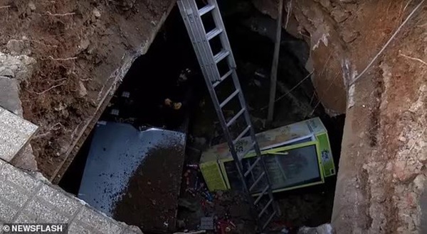 Video: Khoảnh khắc kinh hoàng người đàn ông đang đứng trên vỉa hè bỗng dưng bị lòng đất nuốt chửng” xuống hố tử thần-3