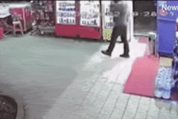 Nhảy xuống vùng biển yên lặng, thanh niên ngờ đâu rơi vào vòng xoáy tử thần suýt chết đuối, video 2 phút gây thót tim cho triệu người-4