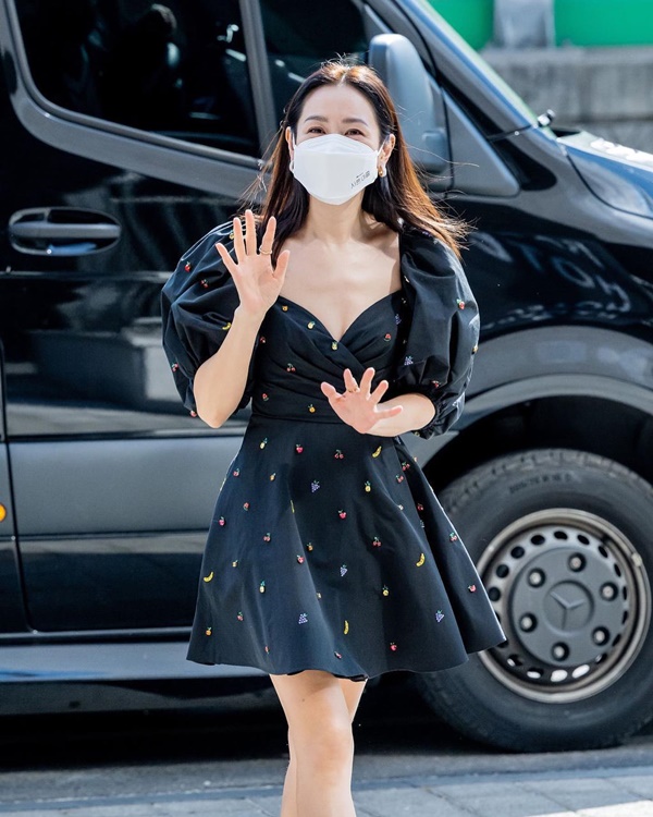 Son Ye Jin cưa sừng với váy ngắn cũn, chật vật che trên che dưới và khoe ngực cực bốc-1