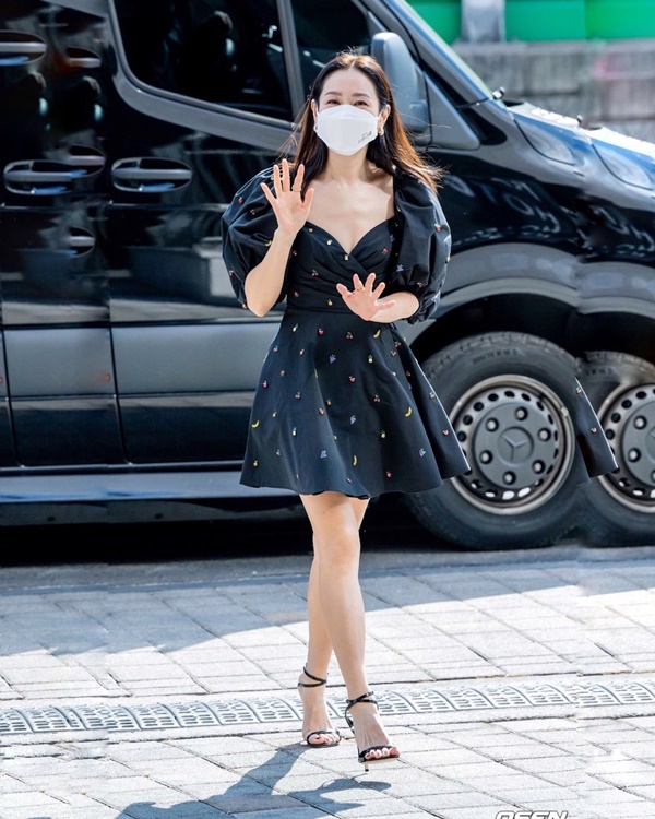 Son Ye Jin cưa sừng với váy ngắn cũn, chật vật che trên che dưới và khoe ngực cực bốc-2