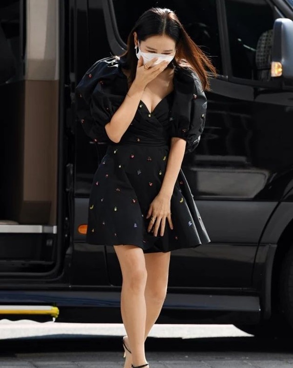 Son Ye Jin cưa sừng với váy ngắn cũn, chật vật che trên che dưới và khoe ngực cực bốc-4