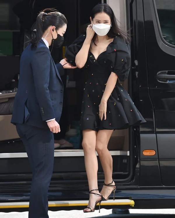 Son Ye Jin cưa sừng với váy ngắn cũn, chật vật che trên che dưới và khoe ngực cực bốc-6