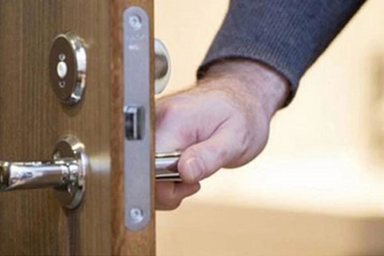 Nửa đêm tỉnh dậy không thấy vợ, chồng sững sờ khi thấy 