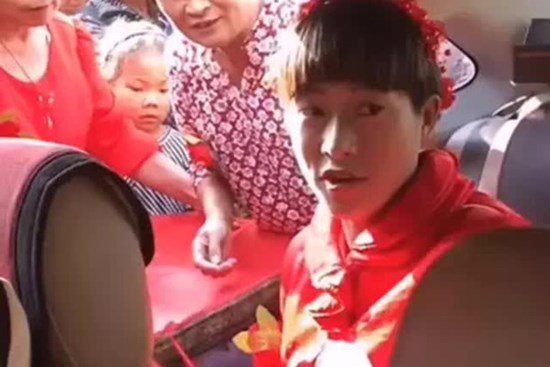 Cô dâu giở chứng đòi 800 triệu đồng trước đám cưới, hành động của bố mẹ chồng khiến dân mạng 