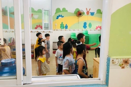 Bé mầm non vô tư làm HÀNH ĐỘNG NHẠY CẢM với cô giáo nhưng sốc nhất là phản ứng của người mẹ: Dạy lại ngay còn kịp!