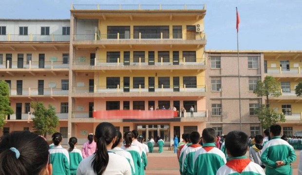 Nữ sinh 8 tuổi đột nhiên lăn ra ngất, cô giáo phải báo gấp gia đình, cha mẹ đến nơi mà không tin nổi cảnh trước mắt-1