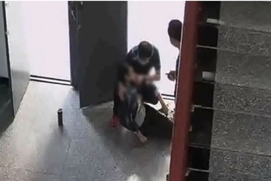 Nữ sinh 8 tuổi đột nhiên lăn ra ngất, cô giáo phải báo gấp gia đình, cha mẹ đến nơi mà không tin nổi cảnh trước mắt