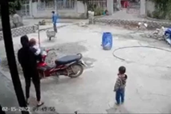 Clip: Người phụ nữ mắc Covid-19 thở oxy trong khu cách ly, em bé 2 tuổi liên tục khóc đòi mẹ và câu chuyện thương cảm phía sau-5