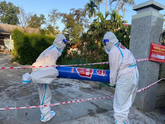 Clip: Người phụ nữ mắc Covid-19 thở oxy trong khu cách ly, em bé 2 tuổi liên tục khóc đòi mẹ và câu chuyện thương cảm phía sau-2