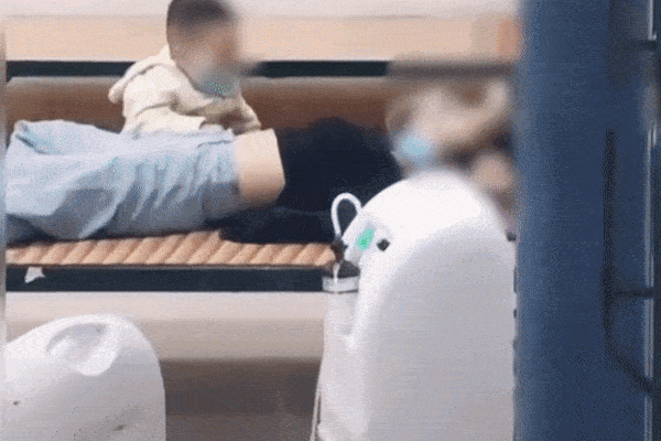 Clip: Người phụ nữ mắc Covid-19 thở oxy trong khu cách ly, em bé 2 tuổi liên tục khóc đòi mẹ và câu chuyện thương cảm phía sau