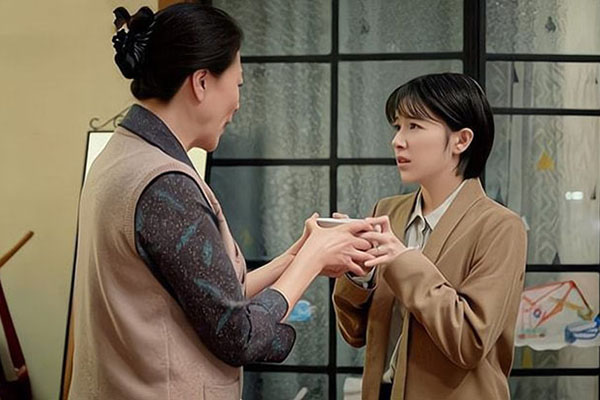 Em chồng: Chị dâu sinh con gái không xứng đáng ngồi vào bàn ăn”, mẹ chồng nghe xong lật yến tiệc 12 người chính tay mình làm-4