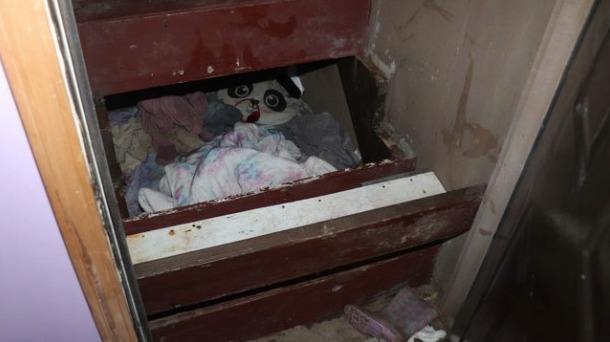 Bé gái 4 tuổi mất tích, hơn 2 năm sau được tìm thấy trong căn phòng bí mật tại nhà cùng mẹ, đến ông nội cũng bị cảnh sát bắt-4