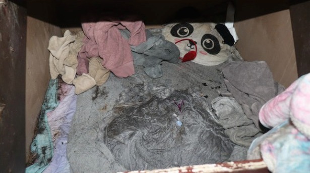 Bé gái 4 tuổi mất tích, hơn 2 năm sau được tìm thấy trong căn phòng bí mật tại nhà cùng mẹ, đến ông nội cũng bị cảnh sát bắt-5