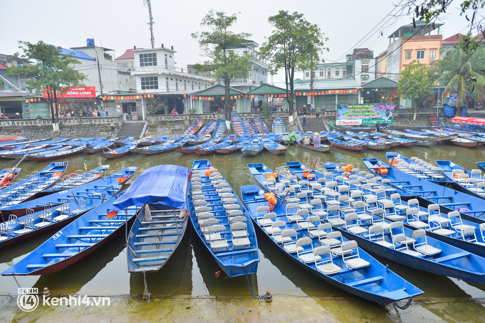 Ảnh: Người dân mặc áo mưa co rúm trên thuyền, trẻ em mệt mỏi theo cha mẹ đi lễ chùa Hương trong giá rét-2