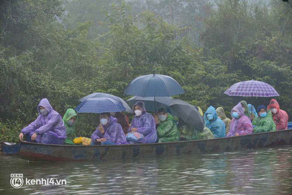 Ảnh: Người dân mặc áo mưa co rúm trên thuyền, trẻ em mệt mỏi theo cha mẹ đi lễ chùa Hương trong giá rét-3