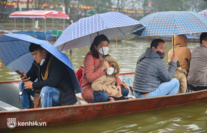 Ảnh: Người dân mặc áo mưa co rúm trên thuyền, trẻ em mệt mỏi theo cha mẹ đi lễ chùa Hương trong giá rét-10