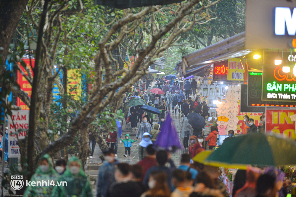 Ảnh: Người dân mặc áo mưa co rúm trên thuyền, trẻ em mệt mỏi theo cha mẹ đi lễ chùa Hương trong giá rét-11