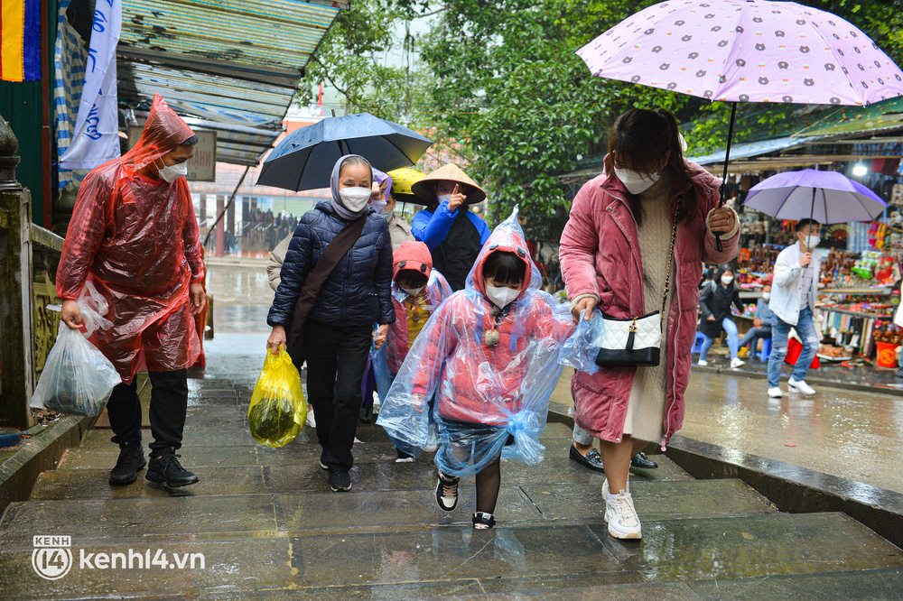 Ảnh: Người dân mặc áo mưa co rúm trên thuyền, trẻ em mệt mỏi theo cha mẹ đi lễ chùa Hương trong giá rét-12