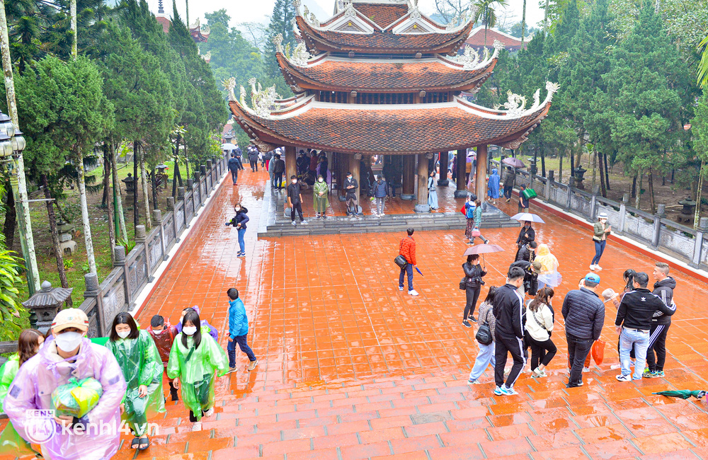 Ảnh: Người dân mặc áo mưa co rúm trên thuyền, trẻ em mệt mỏi theo cha mẹ đi lễ chùa Hương trong giá rét-16